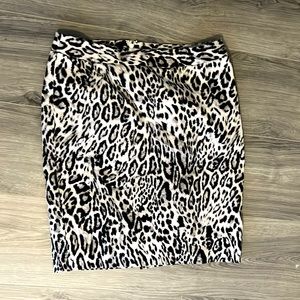 Worthington fully lined skirt for women with a zipper on the back. Size 10